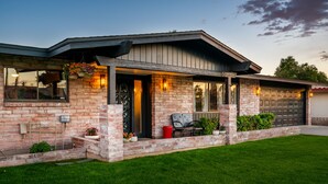 Une maison moderne avec une façade en briques, un porche abrité et un garage.
