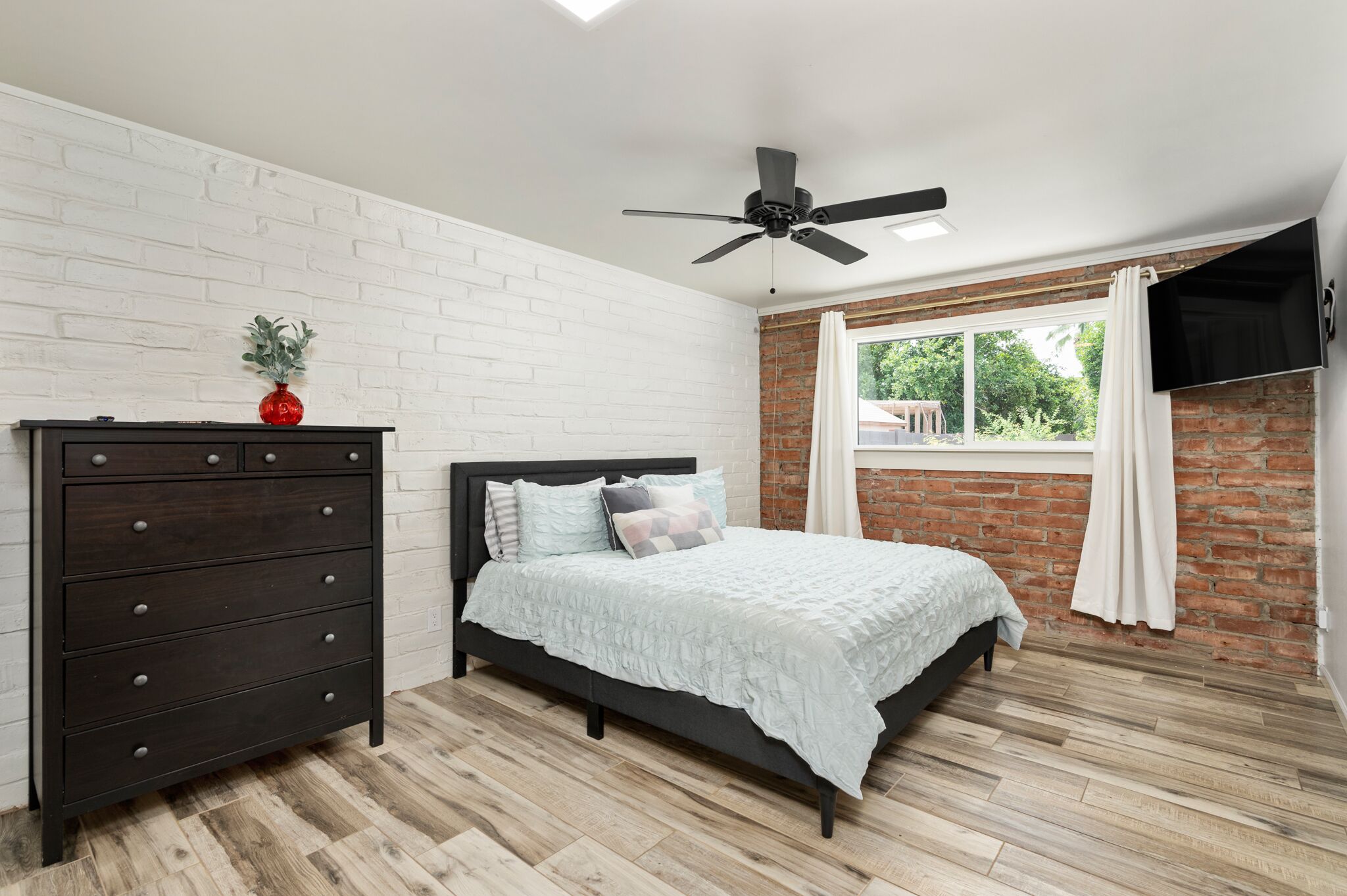 4 camere, una scrivania, ferro/asse da stiro, Wi-Fi gratuito