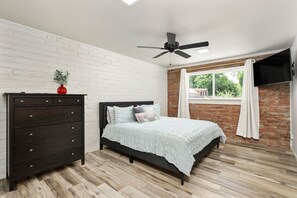 4 室のベッドルーム、デスク、アイロン / アイロン台、WiFi (無料)