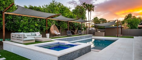 Una piscina al aire libre, una piscina climatizada