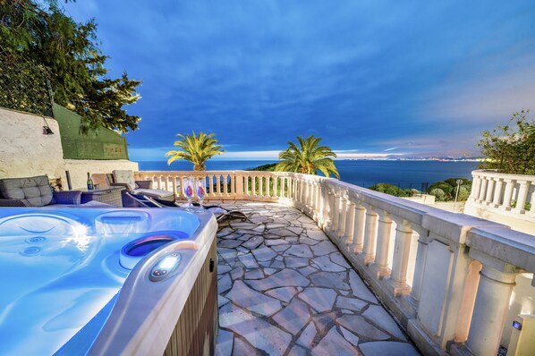 Outdoor spa tub