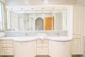 Combined shower/bathtub, hair dryer, towels, toilet paper - Unique Villa Boron! Sea view, swimming pool and Jacuzzi (Nice)