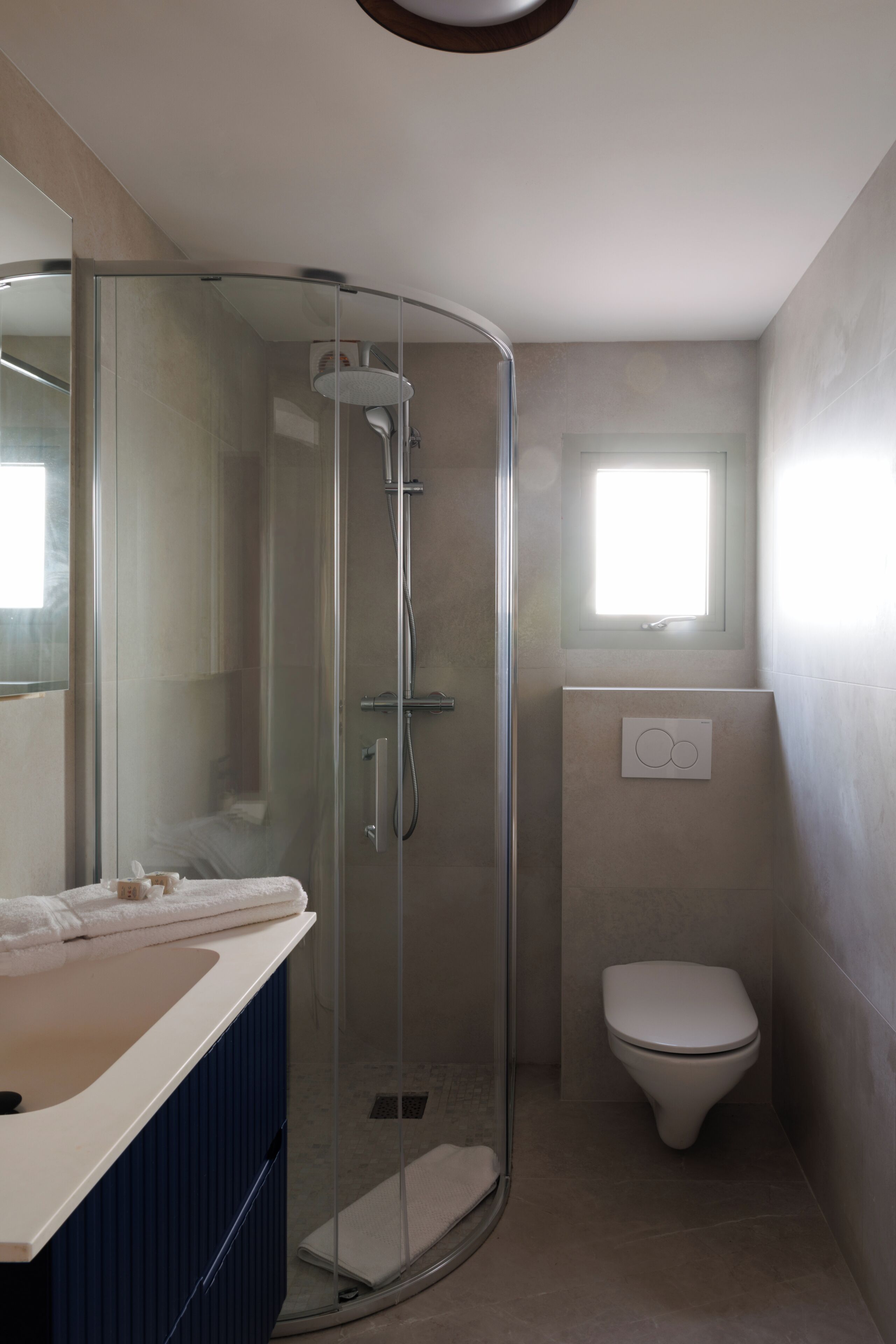 Combined shower/tub, hair dryer, towels, toilet paper