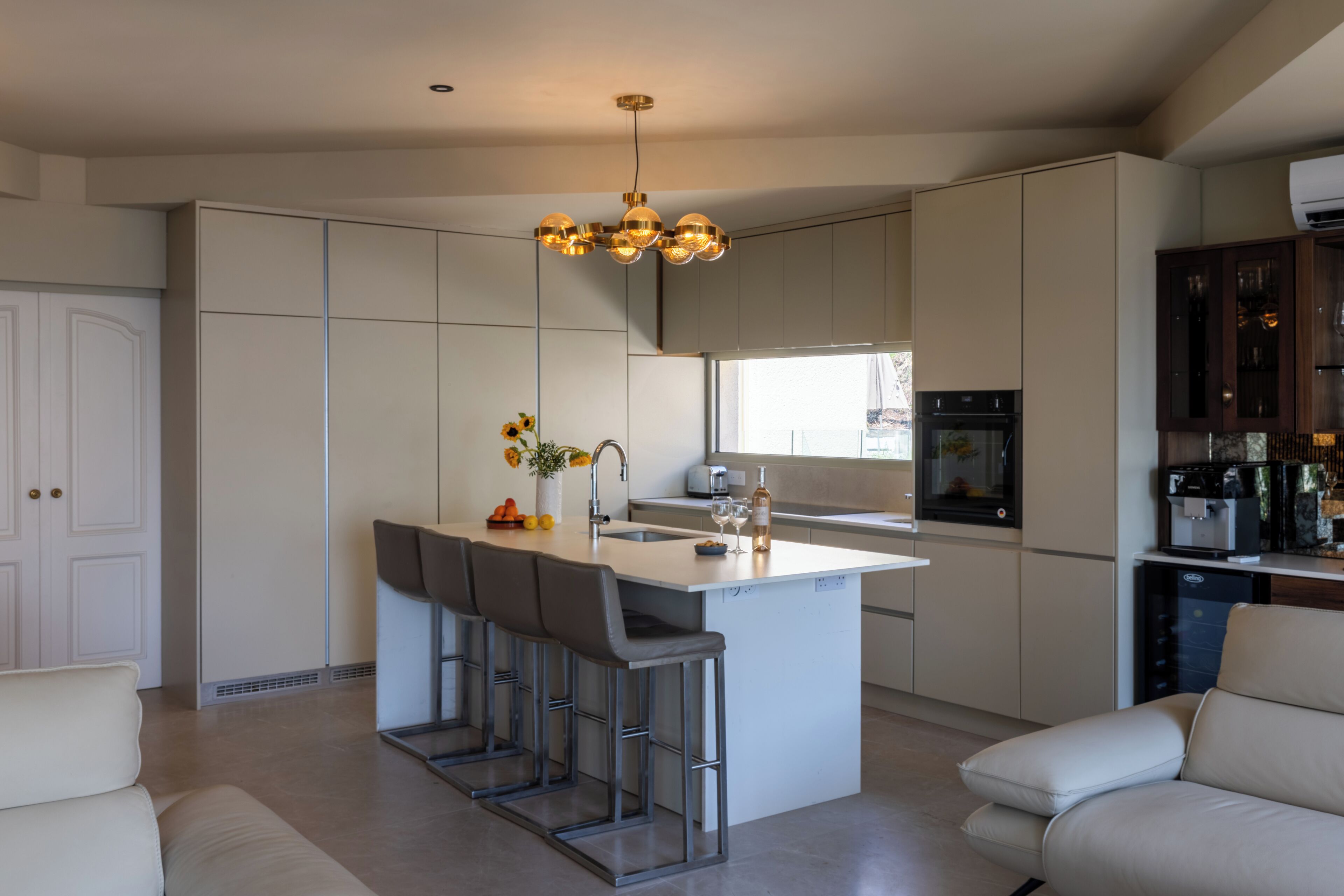 Comedor y isla de cocina 