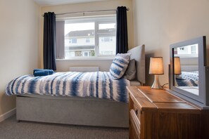 5 bedrooms, iron/ironing board, free WiFi, bed sheets