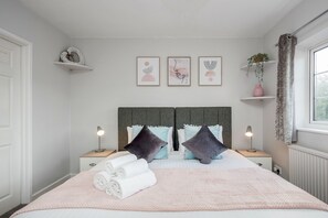 Family House | 3 bedrooms, iron/ironing board, travel cot, free WiFi - Ascot Pet Friendly 4 Bed House Parking (Ascot)