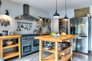 Kjøleskap, mikrobølgeovn, ovn og kokeplater