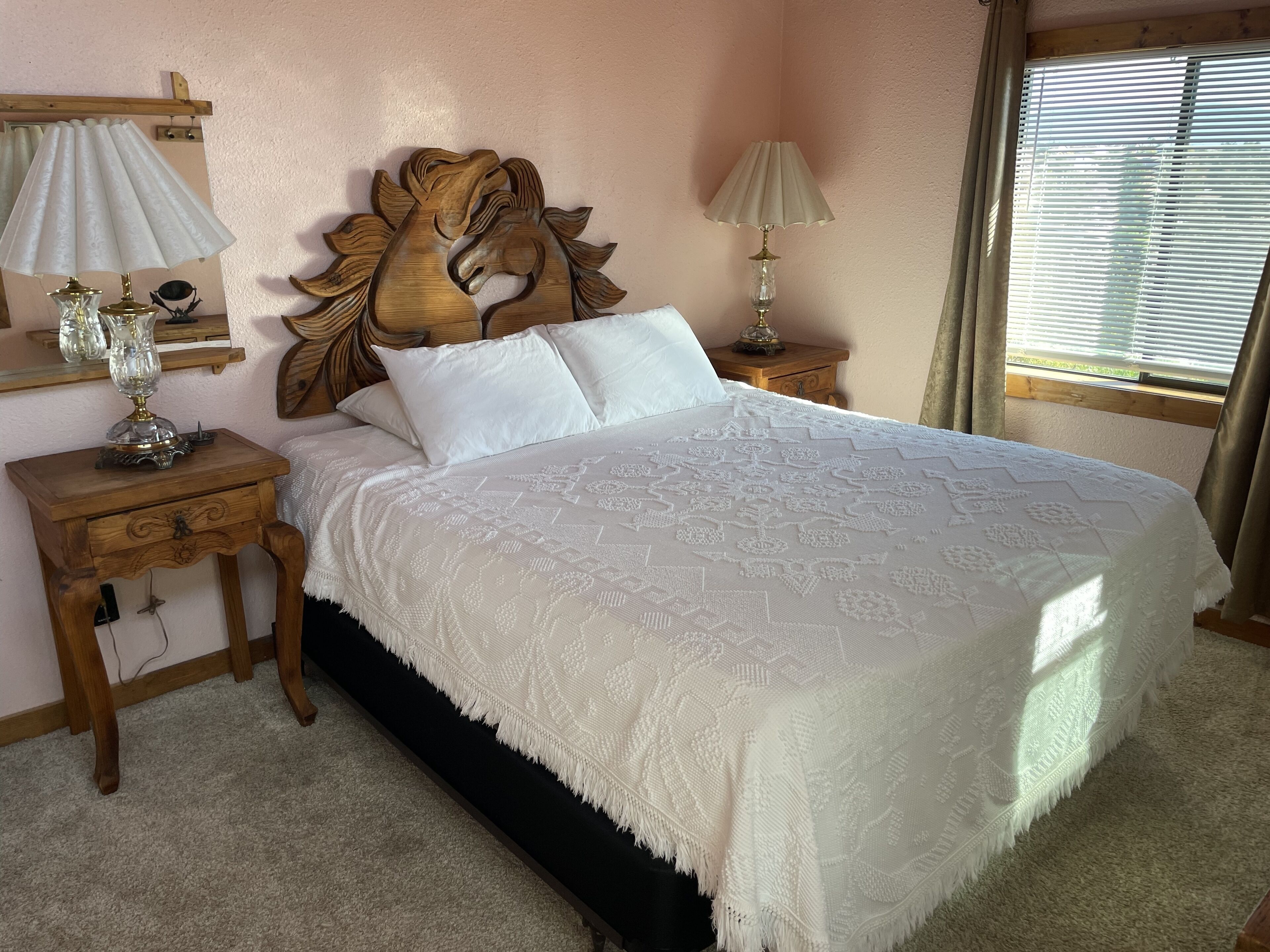 Private guest house on 3 acre custom home at edge of wine country,gated property