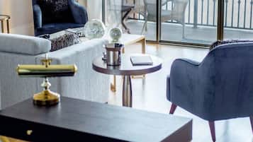 Smart TV, chimenea y libros