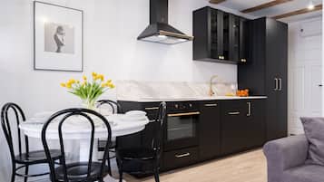 Suite estudio Confort | Cocina privada | Refrigerador, horno, lavavajillas y utensilios de cocina