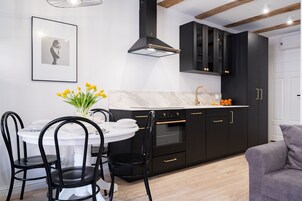 Refrigerador, horno, lavavajillas, utensilios de cocina