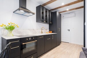 Comfort Studio Suite | Private kitchen | Fridge, oven, dishwasher, cookware/dishes/utensils