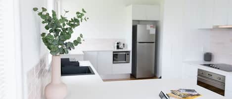 Réfrigérateur, micro-ondes, four, plaque de cuisson