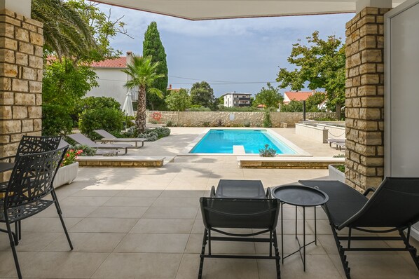 Estudio Deluxe, varias camas, patio, vista a la alberca | Terraza o patio