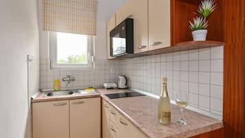 Departamento Confort, 2 habitaciones, Terraza, vista al jardín | Cocina privada | Refrigerador, microondas, parrilla de estufa y tetera eléctrica
