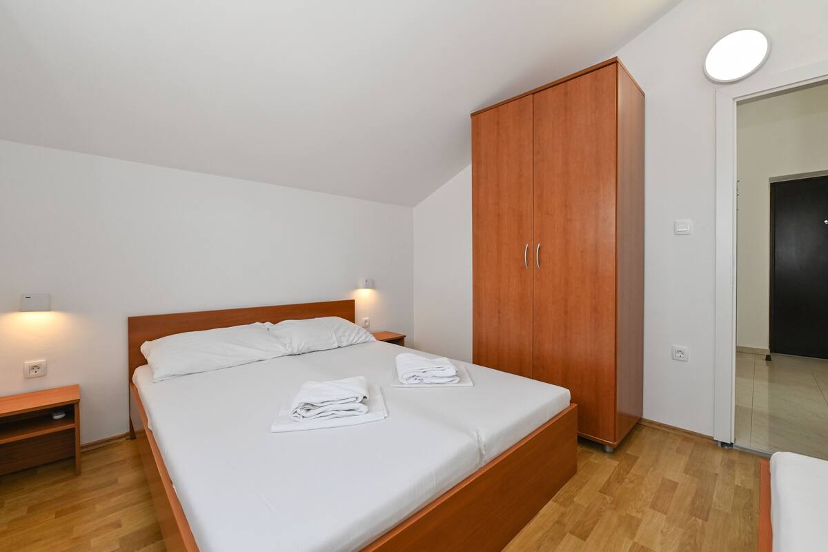 Comfort appartement, 2 slaapkamers, terras, uitzicht op zee | 2 slaapkamers, een kluis op de kamer, verduisterende gordijnen
