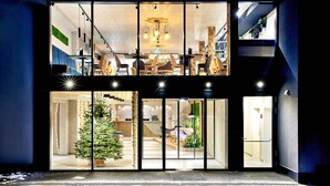 A modern building with a glass facade, a staircase, and a Christmas tree. - ever.grün Kaprun (Kaprun)