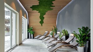 A modern waiting area with lounge chairs and potted plants. - ever.grün Kaprun (Kaprun)