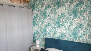 1 chambre, bureau, fer et planche à repasser