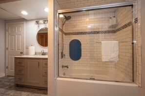 Combined shower/bathtub, hair dryer, towels, soap