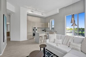 TV, offices - This Amazing 2-bedroom corner unit boasts breathtaking views and sleek luxuryrn design (Hollywood)