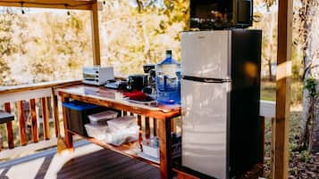 Réfrigérateur, micro-ondes, cafetiÚre/bouilloire, grille-pain