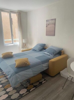 Een strijkplank/strijkijzer, wifi, beddengoed