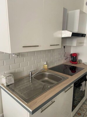 Een koelkast, een microgolfoven, een oven, een kookplaat