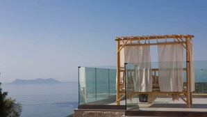 A wooden pergola with a glass enclosure and a white canopy, overlooking a scenic view. - Armante Supreme Villas-Villa Nicole (Fterno)