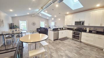 Mikroaaltouuni, uuni, liesi, astianpesukone