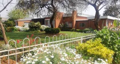 Charming Retreat with Spacious Rooms, Lush Garden, and Ideal for Group Stays