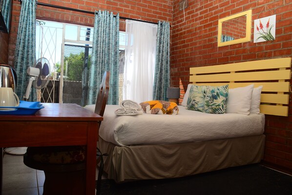 8 bedrooms, iron/ironing board, WiFi, bed sheets - Charming Retreat with Spacious Rooms, Lush Garden, and Ideal for Group Stays (Bulawayo)