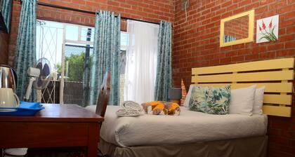 Charming Retreat with Spacious Rooms, Lush Garden, and Ideal for Group Stays