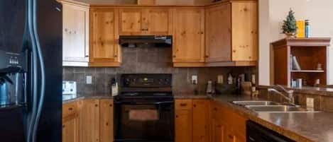 Réfrigérateur, four à micro-ondes, un four, surface de cuisson