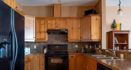Big White Beauty! Sleeps 8. Ski in/Ski out Chalet with Private Hot Tub.