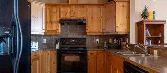 Big White Beauty! Sleeps 8. Ski in/Ski out Chalet with Private Hot Tub.