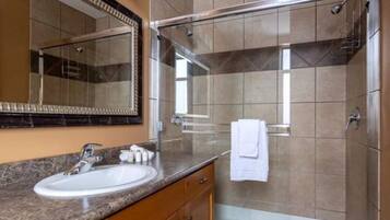 Douche, savon, papier toilette