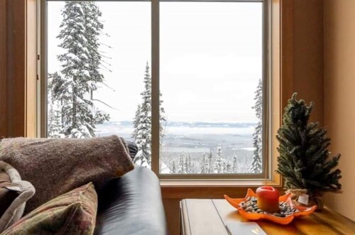 Big White Beauty! Sleeps 10.  Ski in/Ski out Chalet with Private Hot Tub.