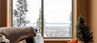 Big White Beauty! Sleeps 10.  Ski in/Ski out Chalet with Private Hot Tub.