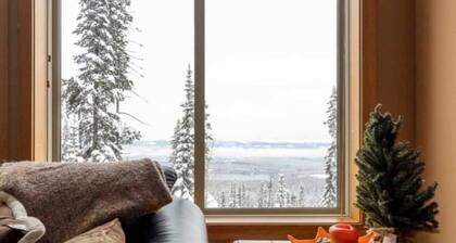 Big White Beauty! Sleeps 10. Ski in/Ski out Chalet with Private Hot Tub.