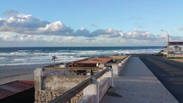 Beach nearby, sun-loungers, beach towels