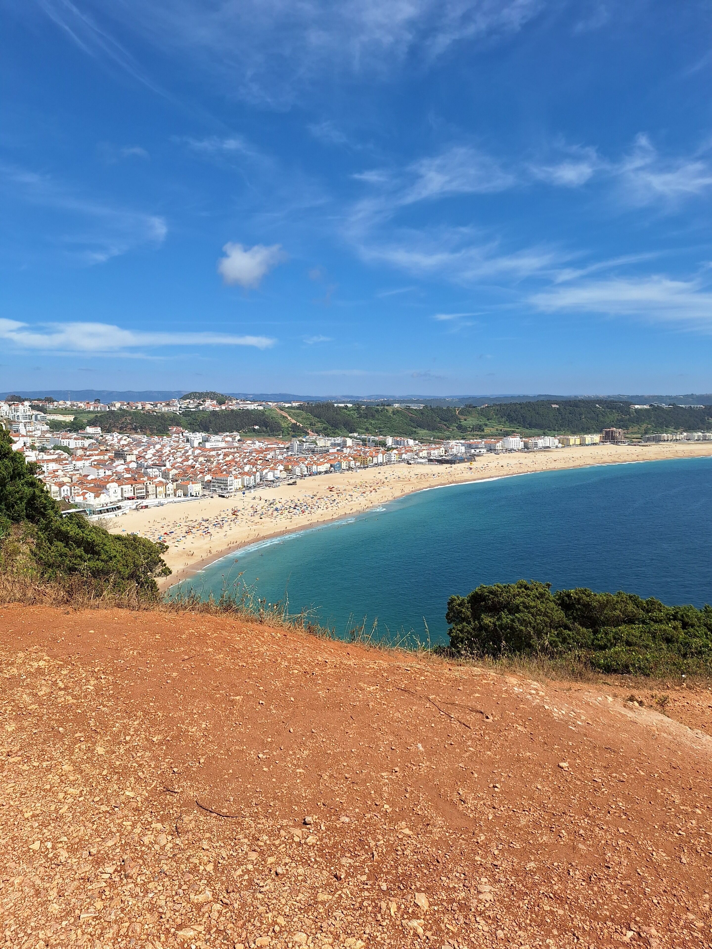 Beach nearby, sun loungers, beach towels