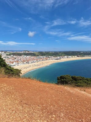 Un paisaje urbano costero con playa, edificios y cielo despejado.