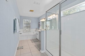 Douche, baignoire à jets, sèche-cheveux, bidet