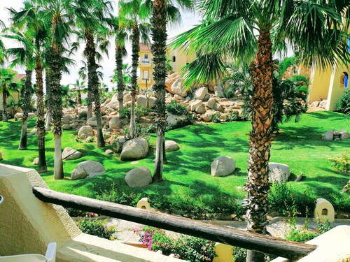 Top Floor Large 2 Bedroom  Ocean/Beach Views Vaulted Ceiling Lots of Windows