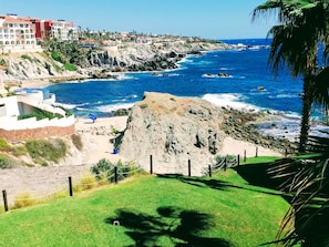 En la playa, camastros y toallas de playa