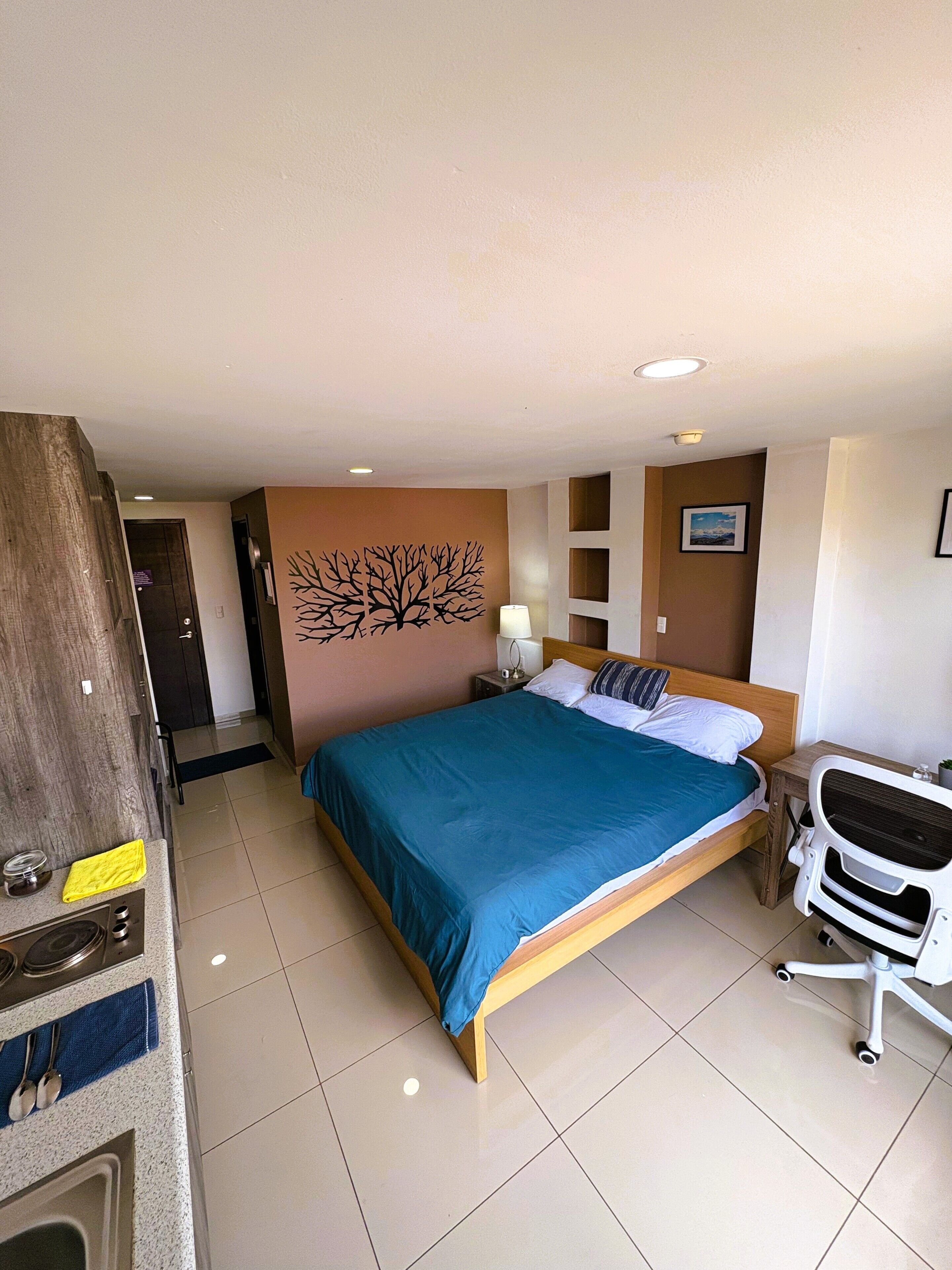 1 dormitorio, caja fuerte, escritorio y tabla de planchar con plancha