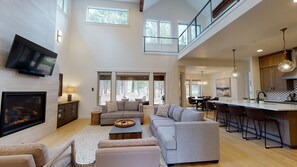 TV, fireplace, table tennis, offices - Caldera Getaway with Access to Forest House (Sunriver)