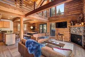 TV, caminetto, libri, studio