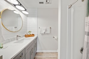 Ensemble douche/baignoire, sèche-cheveux, serviettes fournies, savon